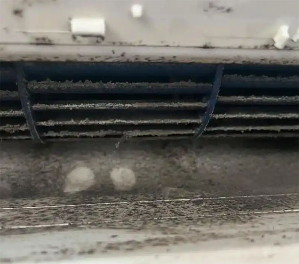 云梦空调吹的风有股烧焦味是怎么回事